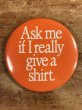 80年代頃のAsk Me If I Really Give A Shirt.のメッセージが書かれたヴィンテージの缶バッチ