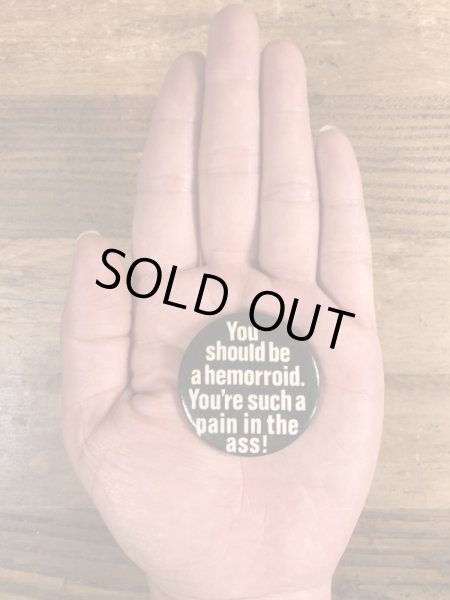 80年代頃のYou Should Be A Hemorroid.のメッセージが書かれたビンテージの缶バッジ