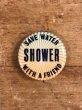 60~70年代頃のSave Water Shower With A Friendのメッセージが書かれたビンテージの缶バッジ