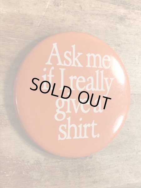 80年代頃のAsk Me If I Really Give A Shirt.のメッセージが書かれたヴィンテージの缶バッチ
