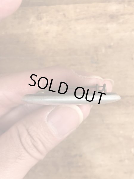 80’sのOld Enough To Fight Old Enough To Drinkのメッセージが書かれたビンテージの缶バッジ