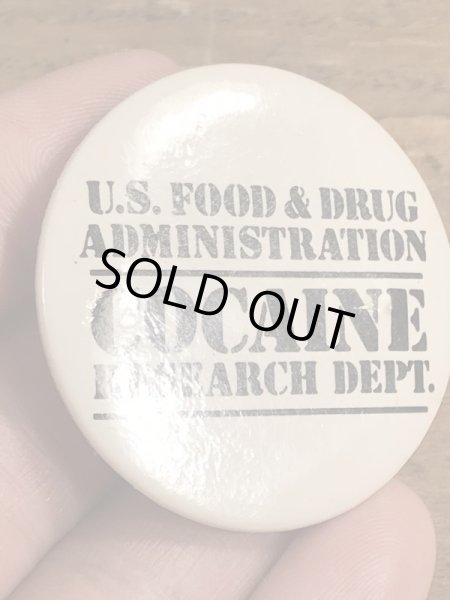 80年代頃のU.S.Food & Drug Administration Cocaine Research Dept.のメッセージが書かれたビンテージの缶バッジ