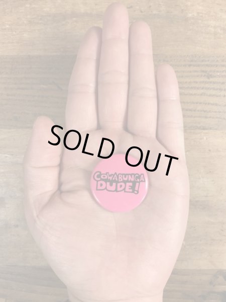 80年代頃のCowabunga Dude!のメッセージが書かれたヴィンテージの缶バッチ