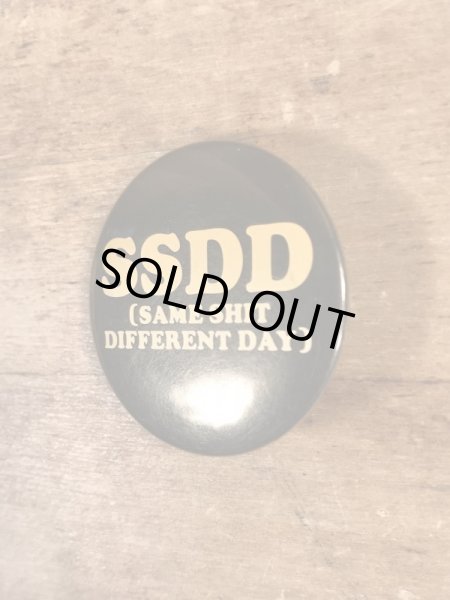 80’sのSame Shit Different Dayのメッセージが書かれたヴィンテージの缶バッチ