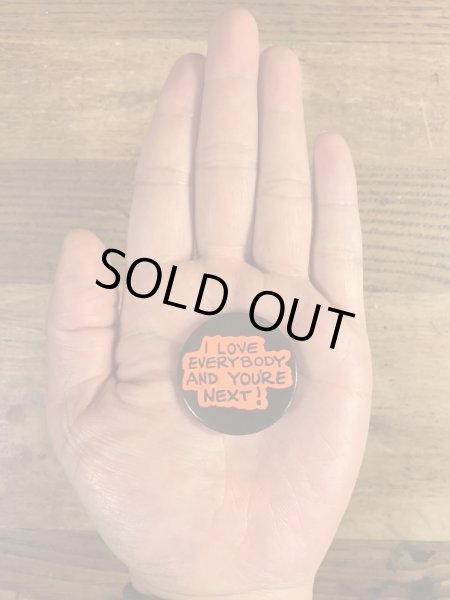 80'sのI Love Everybody And You're Next!のメッセージが書かれたビンテージの缶バッジ