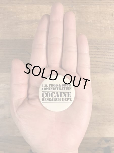 80年代頃のU.S.Food & Drug Administration Cocaine Research Dept.のメッセージが書かれたビンテージの缶バッジ