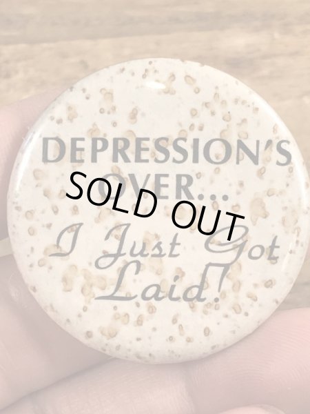 80年代頃のDepression's Over...のメッセージが書かれたビンテージの缶バッジ