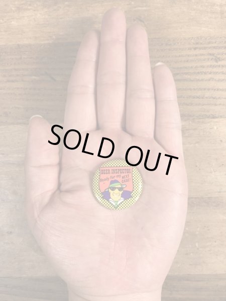 80’sのBeer Inspector Ready For My Next Case!のアメリカンジョークが描かれたヴィンテージの缶バッチ