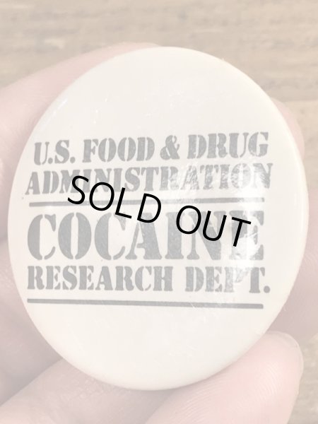 80’sのU.S.Food & Drug Administration Cocaine Research Dept.のメッセージが書かれたヴィンテージの缶バッチ