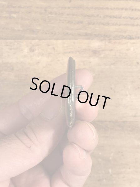 80年代頃のSame Shit Different Dayのメッセージが書かれたビンテージの缶バッジ