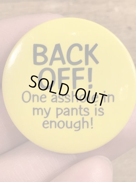 80年代頃のBack Off!...のメッセージが書かれたビンテージの缶バッジ