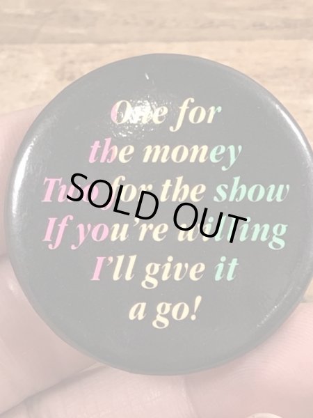 80年代頃のOne For The Money Two For The Show...のメッセージが書かれたビンテージの缶バッジ