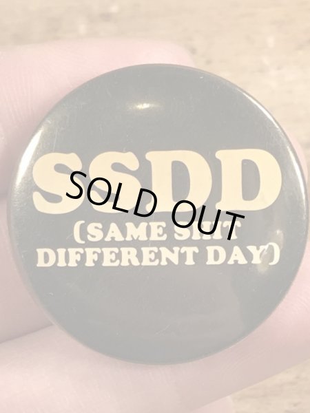 80年代頃のSame Shit Different Dayのメッセージが書かれたビンテージの缶バッジ