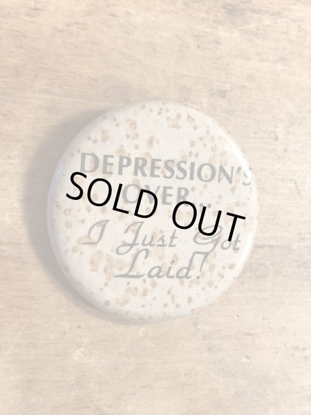 80年代頃のDepression's Over...のメッセージが書かれたビンテージの缶バッジ