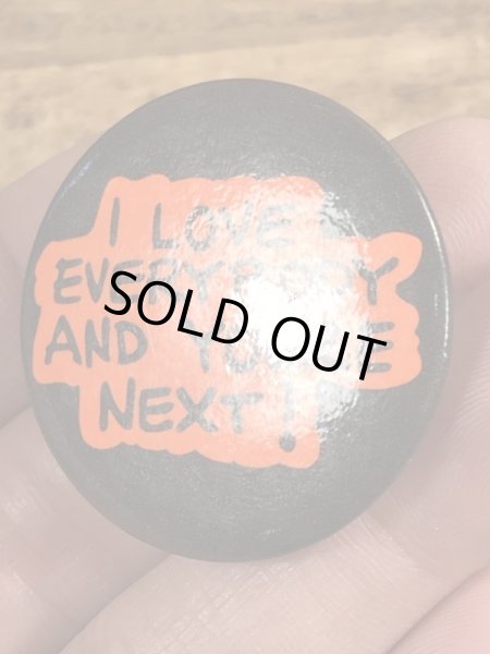 80'sのI Love Everybody And You're Next!のメッセージが書かれたビンテージの缶バッジ