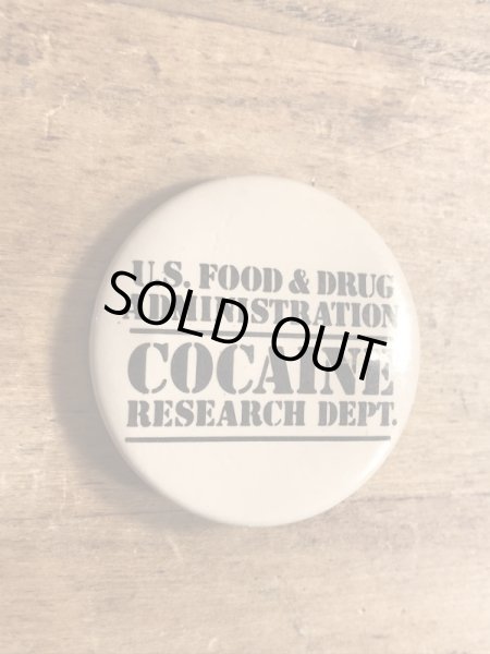 80年代頃のU.S.Food & Drug Administration Cocaine Research Dept.のメッセージが書かれたビンテージの缶バッジ