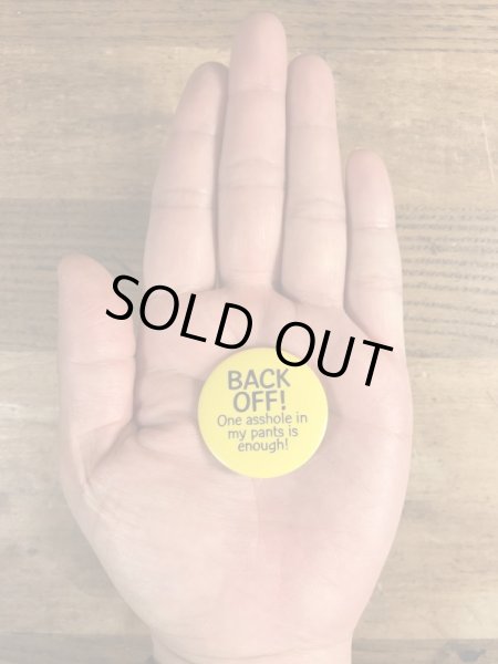 80年代頃のBack Off!...のメッセージが書かれたビンテージの缶バッジ