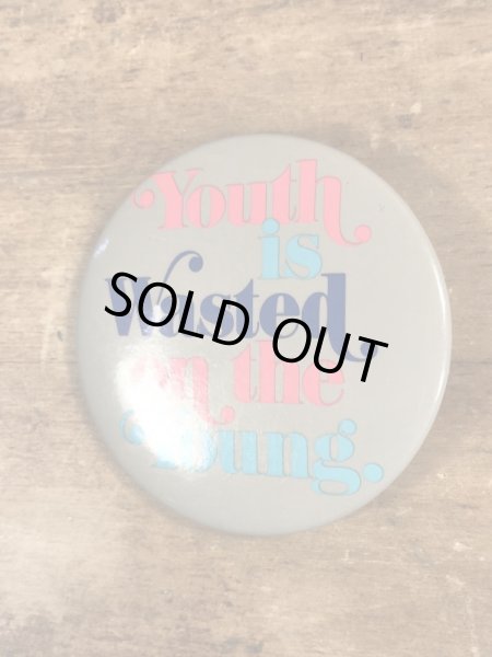 80'sのYouth Is Wasted On The Young.のメッセージが書かれたビンテージの缶バッジ