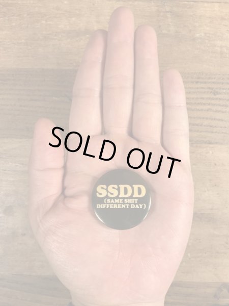 80’sのSame Shit Different Dayのメッセージが書かれたヴィンテージの缶バッチ