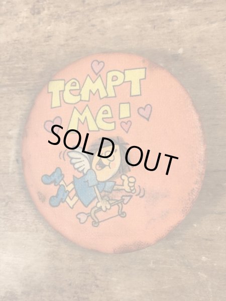 80’sのHallmark社製のTempt Me!のメッセージが書かれたヴィンテージの缶バッチ