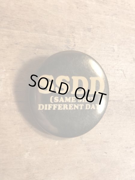 80年代頃のSame Shit Different Dayのメッセージが書かれたビンテージの缶バッジ