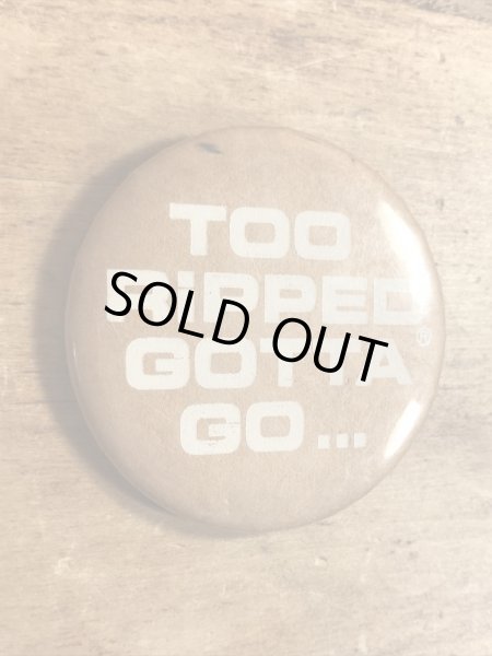 80年代頃のToo Ripped Gotta Go...のメッセージが書かれたヴィンテージの缶バッチ