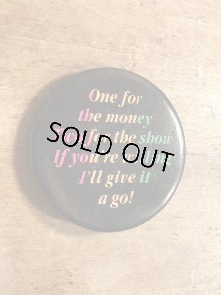 80年代頃のOne For The Money Two For The Show...のメッセージが書かれたビンテージの缶バッジ