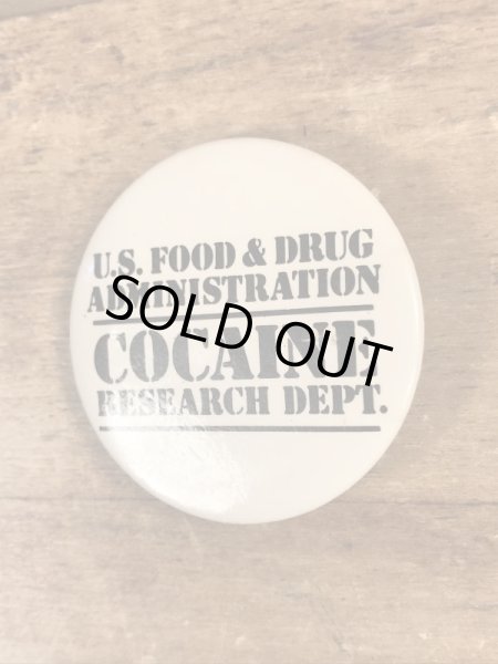 80’sのU.S.Food & Drug Administration Cocaine Research Dept.のメッセージが書かれたヴィンテージの缶バッチ
