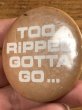 80’sのToo Ripped Gotta Go...のメッセージが書かれたビンテージの缶バッジ
