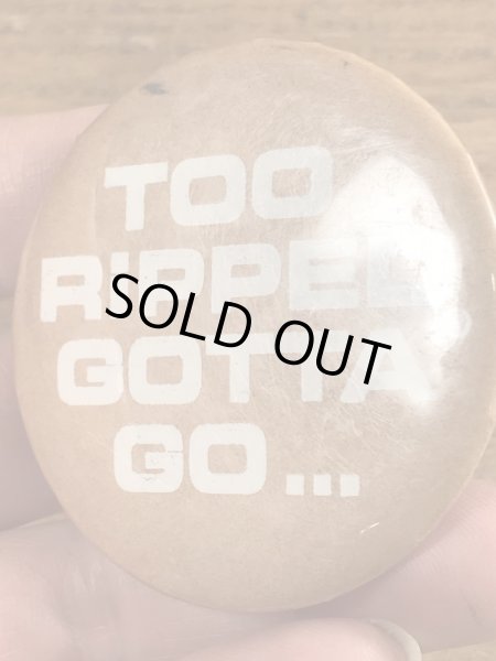 80’sのToo Ripped Gotta Go...のメッセージが書かれたビンテージの缶バッジ