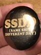 80’sのSame Shit Different Dayのメッセージが書かれたヴィンテージの缶バッチ