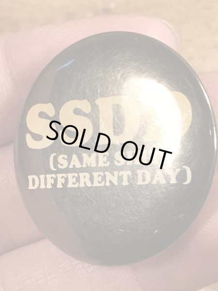 80’sのSame Shit Different Dayのメッセージが書かれたヴィンテージの缶バッチ