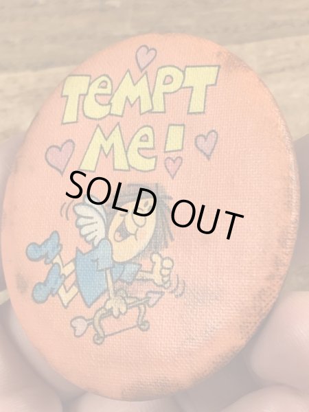 80’sのHallmark社製のTempt Me!のメッセージが書かれたヴィンテージの缶バッチ