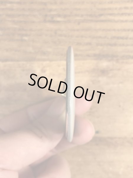 80年代頃のYouth Is Wasted On The Young.のメッセージが書かれたヴィンテージの缶バッチ