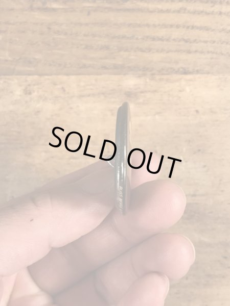 80年代頃のSame Shit Different Dayのメッセージが書かれたビンテージの缶バッジ