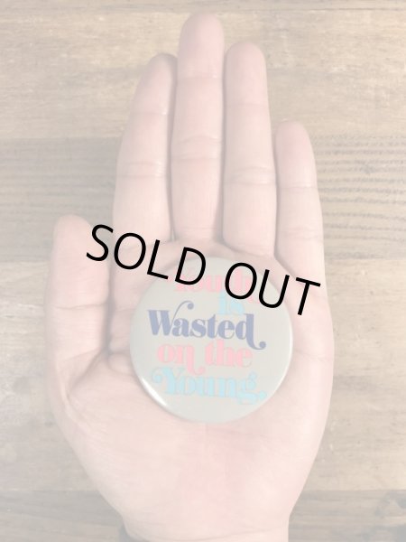 80年代頃のYouth Is Wasted On The Young.のメッセージが書かれたヴィンテージの缶バッチ