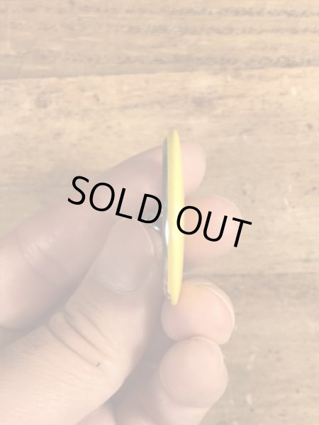 80年代頃のBack Off!...のメッセージが書かれたビンテージの缶バッジ