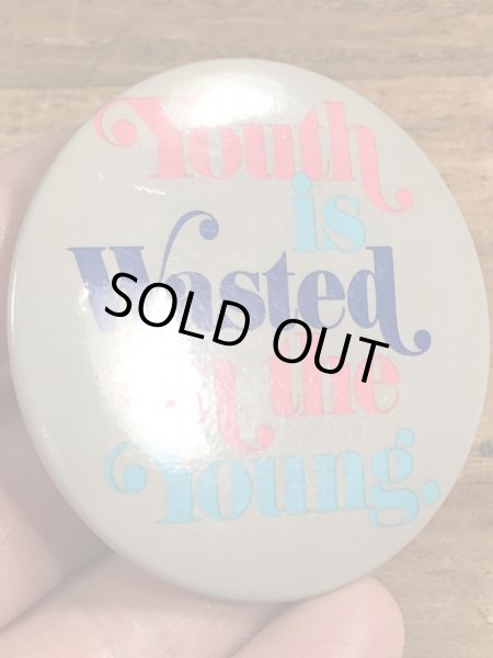 80年代頃のYouth Is Wasted On The Young.のメッセージが書かれたヴィンテージの缶バッチ