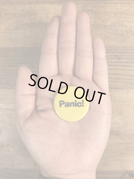 80年代頃のパニック！のメッセージが書かれたビンテージの缶バッジ