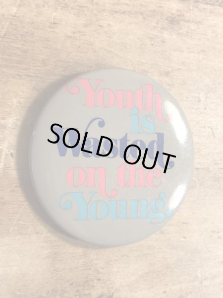 80年代頃のYouth Is Wasted On The Young.のメッセージが書かれたヴィンテージの缶バッチ