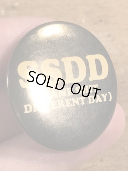 80年代頃のSame Shit Different Dayのメッセージが書かれたビンテージの缶バッジ