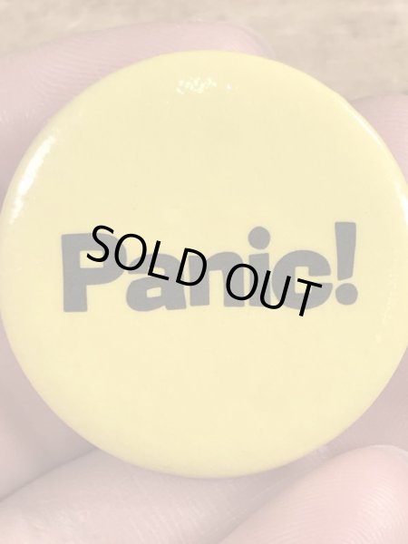 80年代頃のパニック！のメッセージが書かれたビンテージの缶バッジ