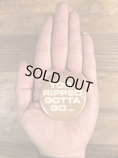 80年代頃のToo Ripped Gotta Go...のメッセージが書かれたヴィンテージの缶バッチ