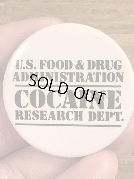 80年代頃のU.S.Food & Drug Administration Cocaine Research Dept.のメッセージが書かれたビンテージの缶バッジ