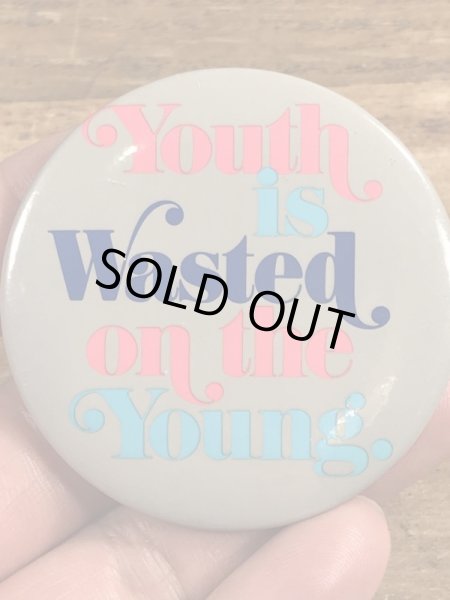 80年代頃のYouth Is Wasted On The Young.のメッセージが書かれたヴィンテージの缶バッチ