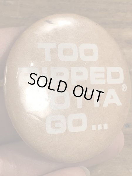 80年代頃のToo Ripped Gotta Go...のメッセージが書かれたヴィンテージの缶バッチ