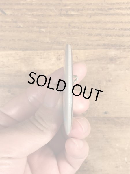 80年代頃のYouth Is Wasted On The Young.のメッセージが書かれたヴィンテージの缶バッチ