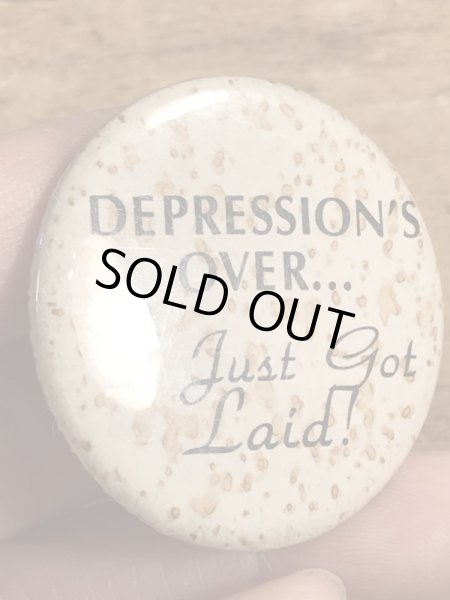 80年代頃のDepression's Over...のメッセージが書かれたビンテージの缶バッジ