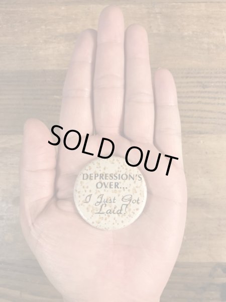 80年代頃のDepression's Over...のメッセージが書かれたビンテージの缶バッジ