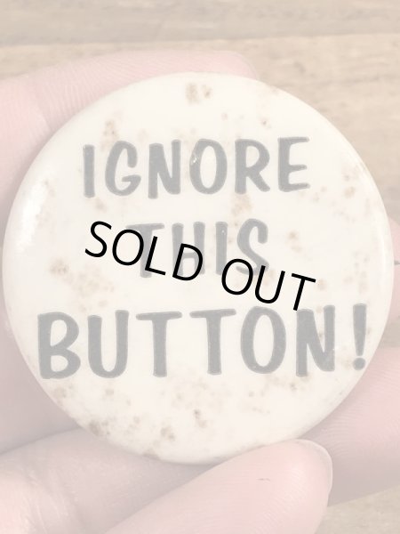 60年代頃のIgnore This Button!のメッセージが書かれたビンテージの缶バッチ